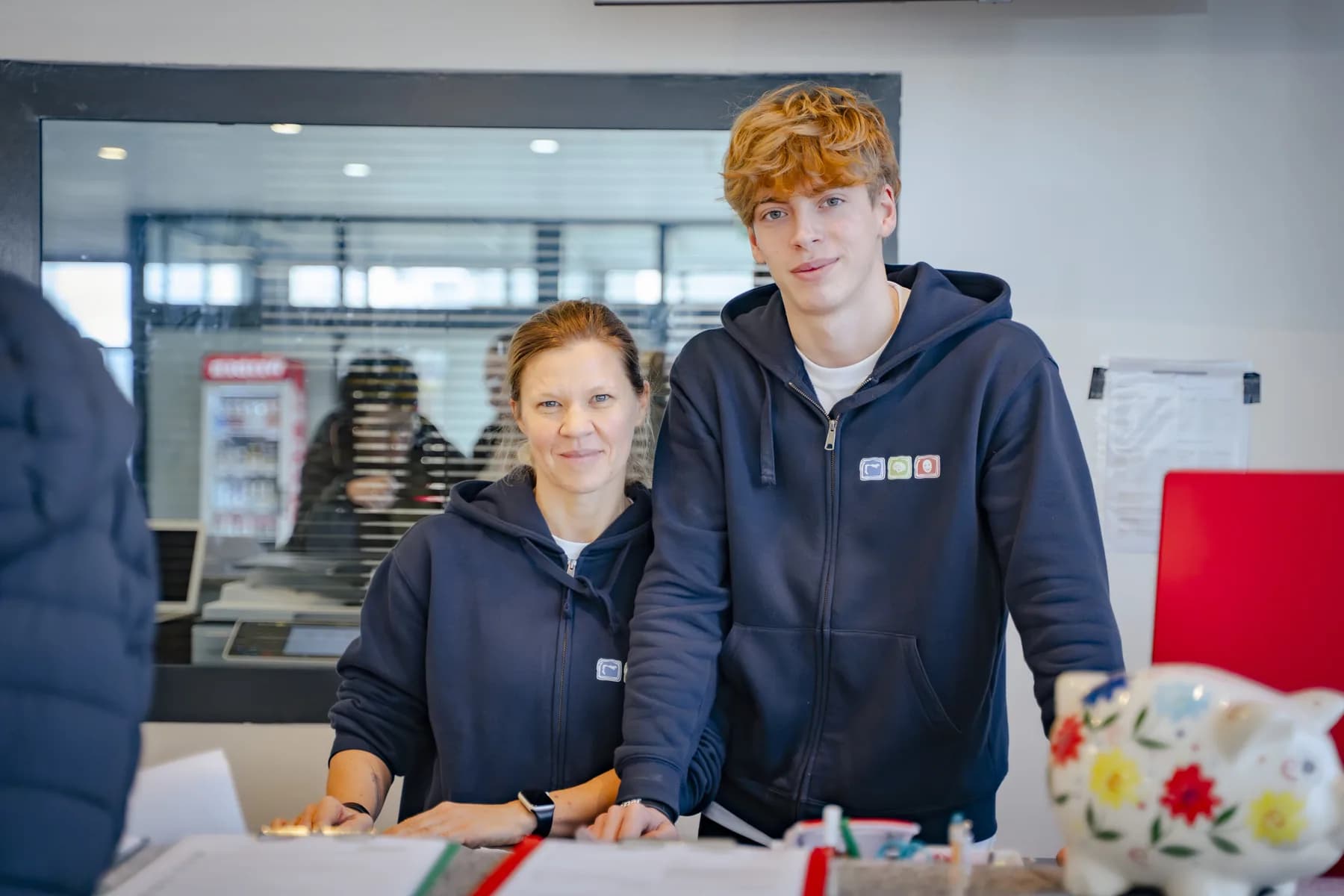 Team des JETZT! an der Rezeption im Gespräch mit einem Mitglied