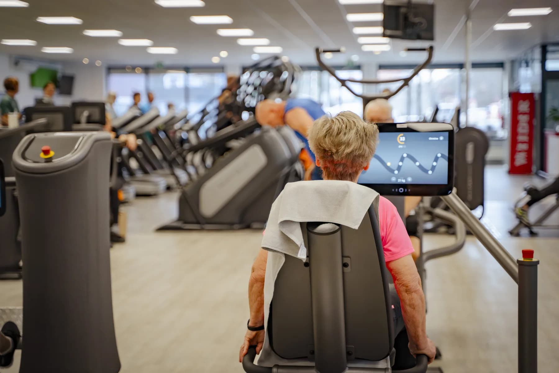 Mitglied trainiert am Gerät mit digitaler Trainingssteuerung im JETZT!