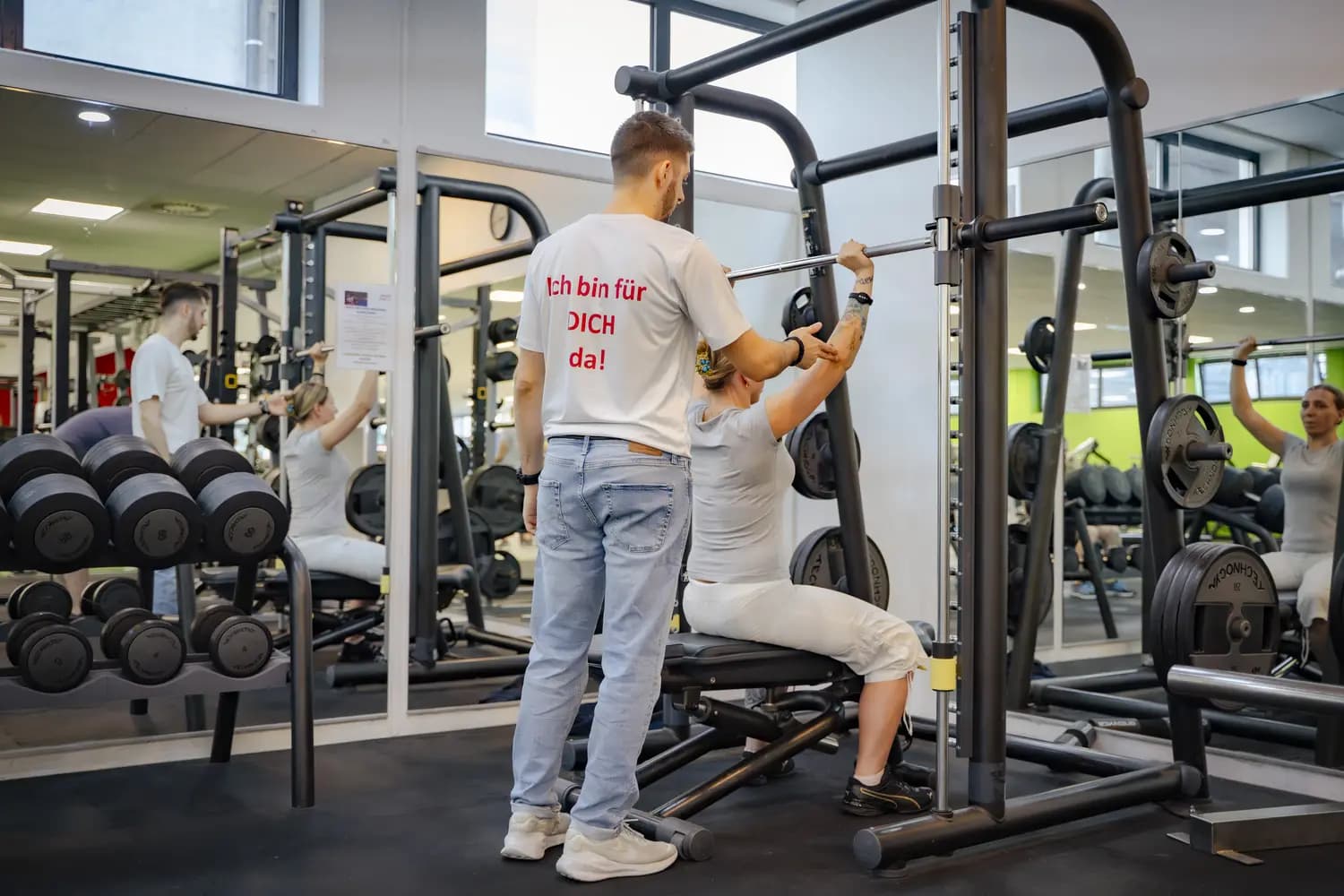 Trainer betreut ein Mitglied beim Krafttraining im JETZT!