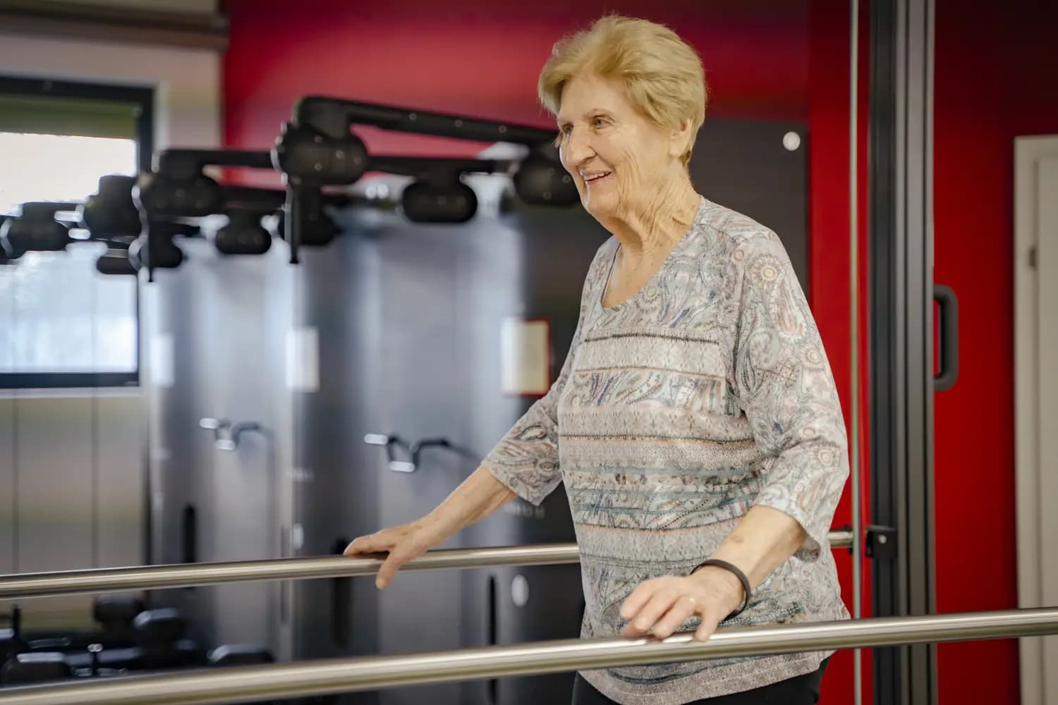 Seniorin beim begleiteten Training am Geländer im JETZT!