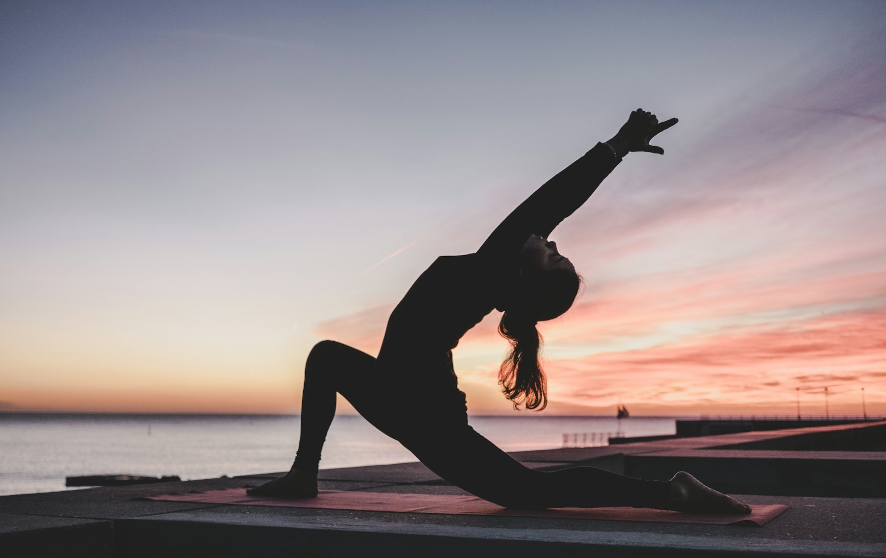 Yoga bei Sonnenuntergang am Meer – Balance, Entspannung und Beweglichkeit