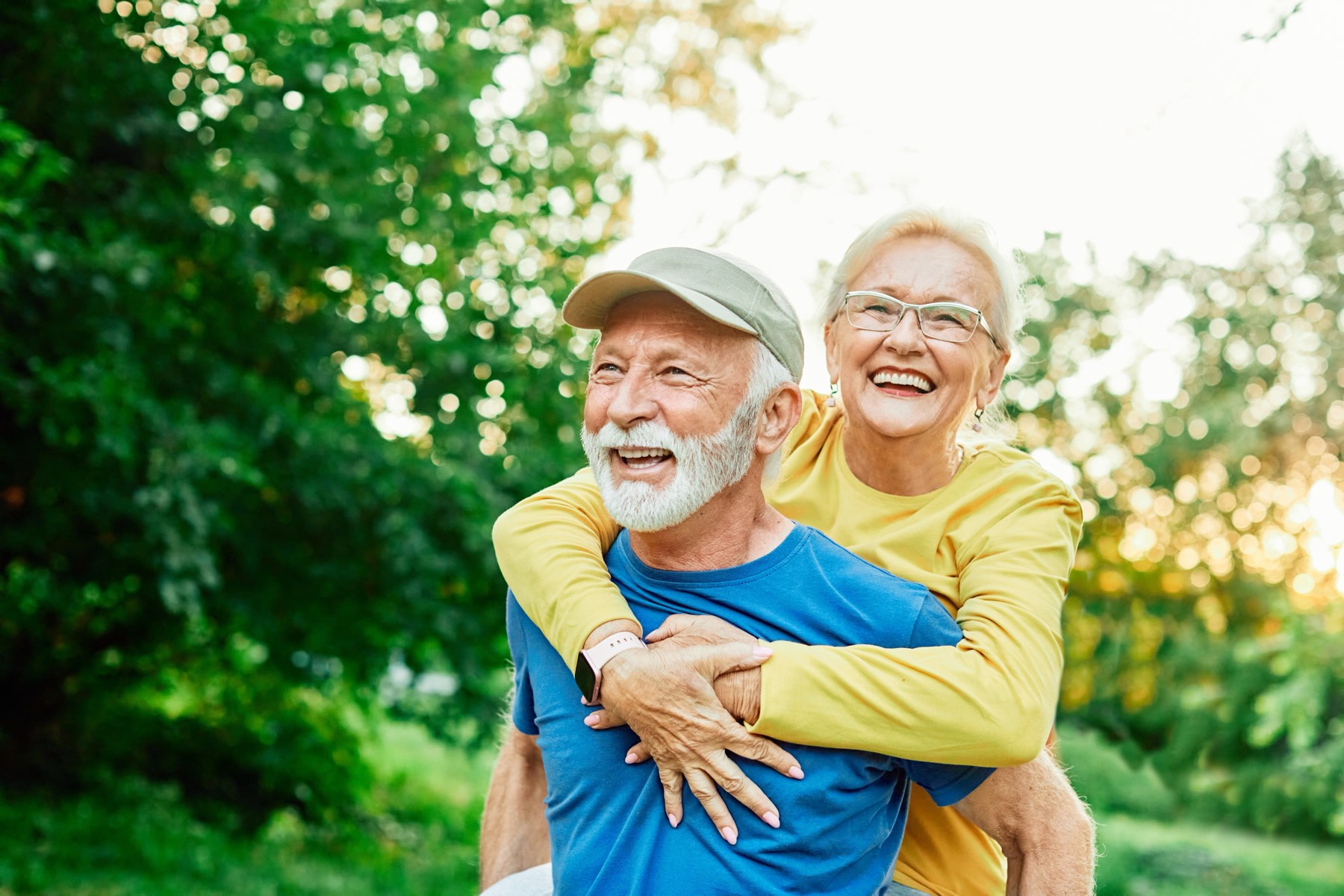 Aktive Seniorinnen und Senioren gemeinsam in der Natur