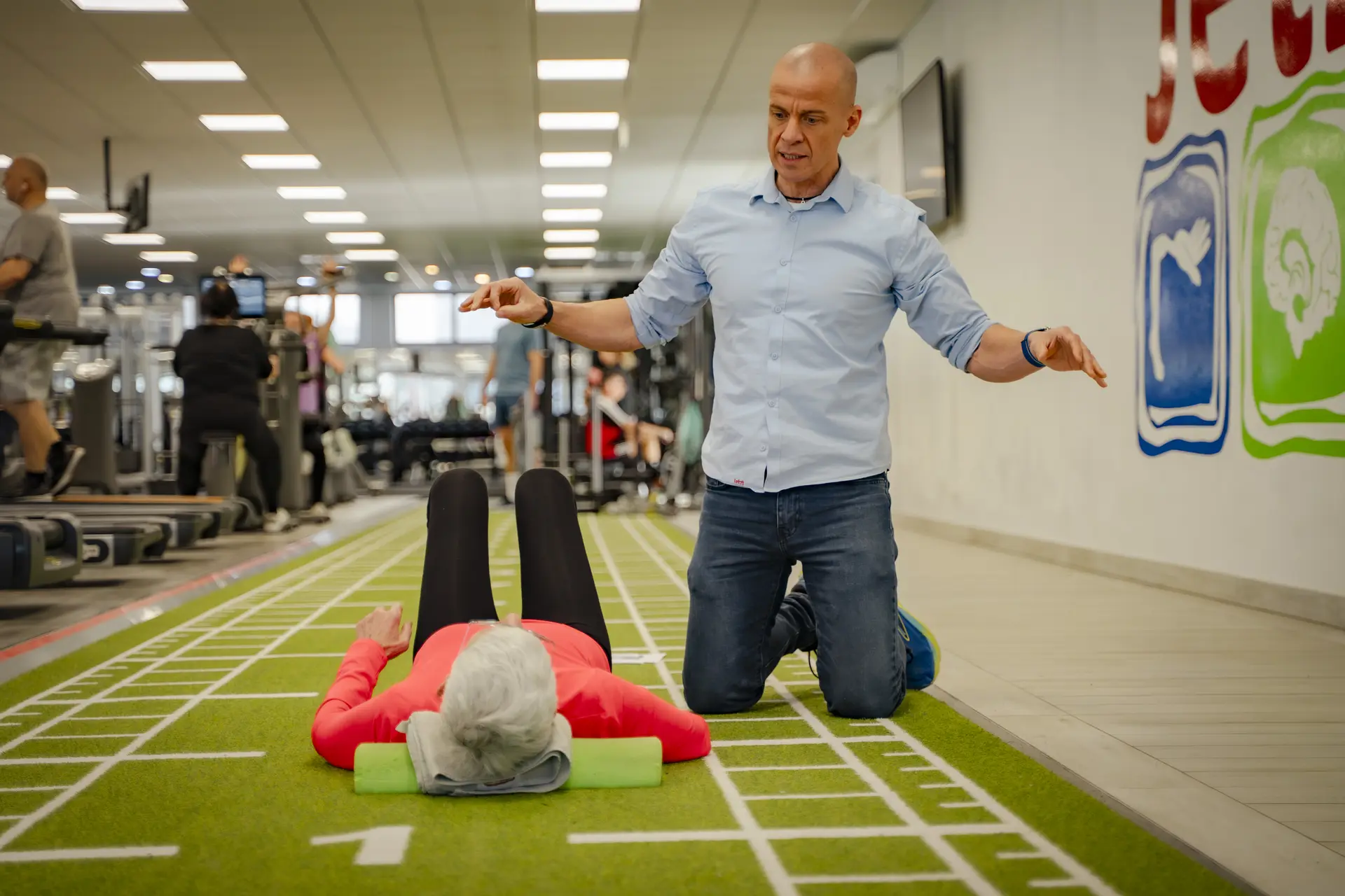 Trainer betreut eine Übung im JETZT! Gesundheitszentrum