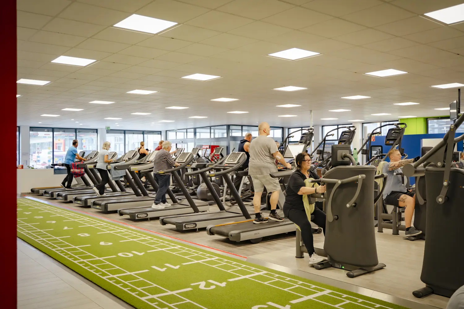 Cardio-Bereich mit Laufbändern im JETZT!