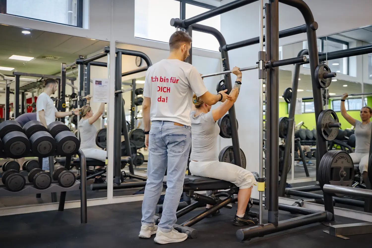 Trainer betreut ein Mitglied beim Krafttraining im JETZT!