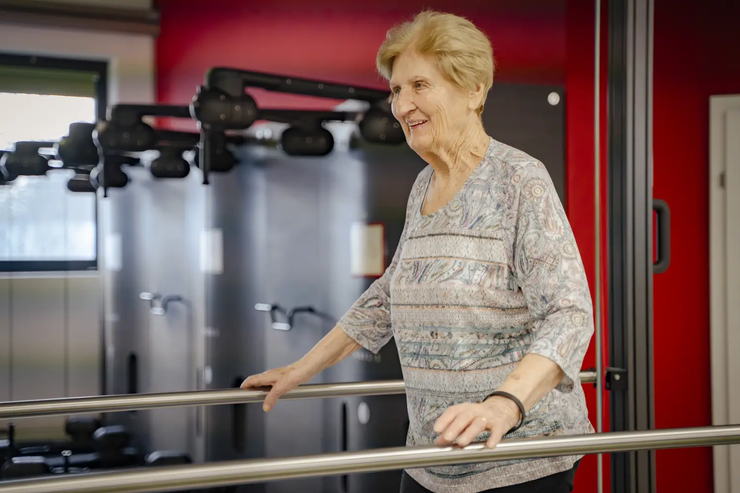 Seniorin beim begleiteten Training am Geländer im JETZT!
